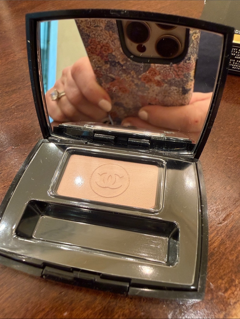 CHANEL Ombre Essentielle Soft Touch Eyeshadow 84 Lily - Picture 3 of 4